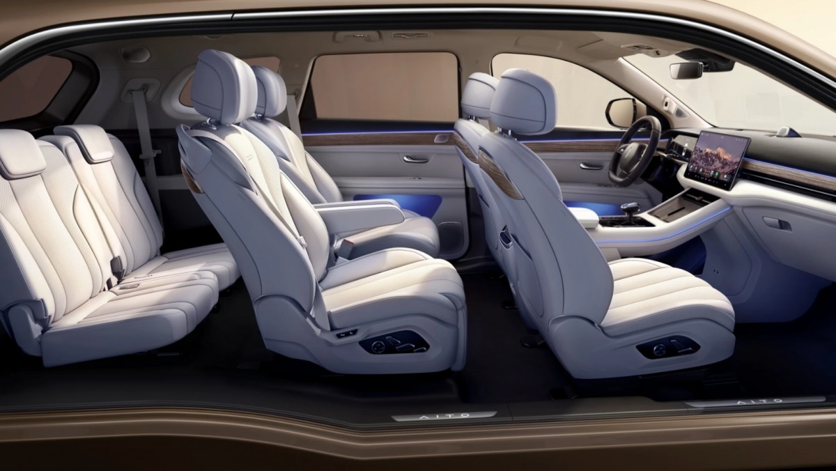 Luxury 6 seat setup in AITO M7
