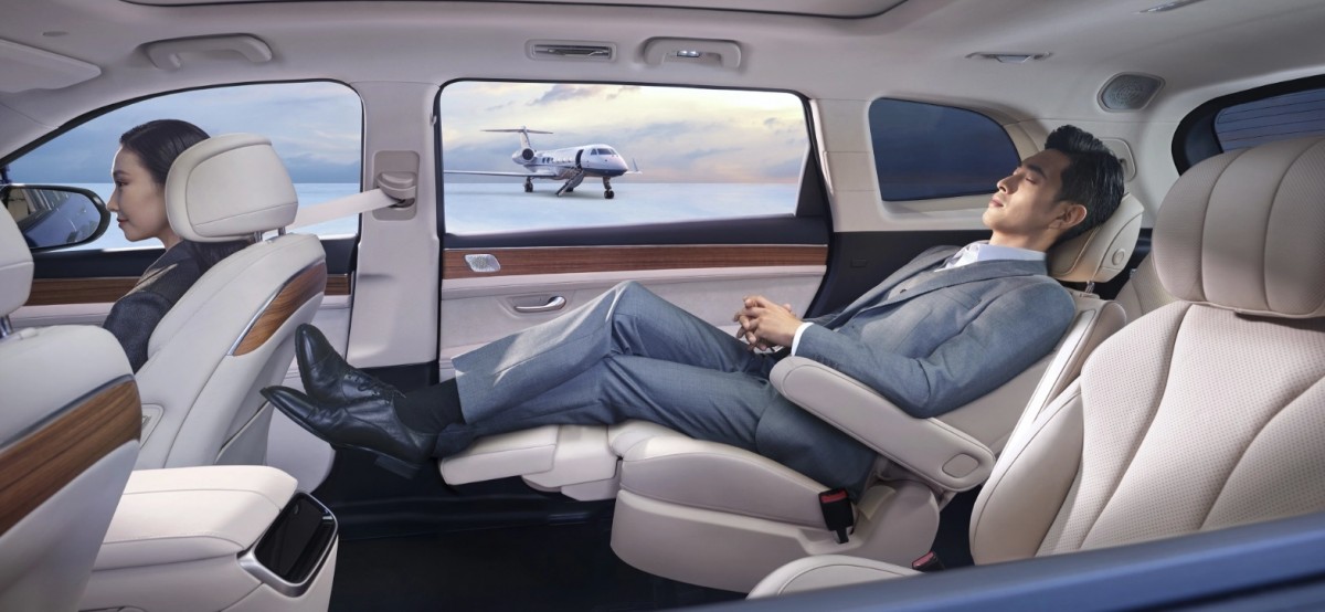 Zero Gravity middle row seats