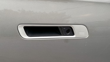The door handles can be opened in 3 different ways - electronic push, fully automatic or manually for emergencies.