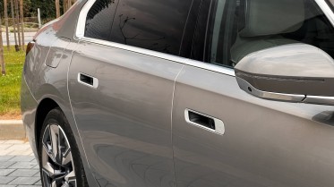 The door handles can be opened in 3 different ways - electronic push, fully automatic or manually for emergencies.